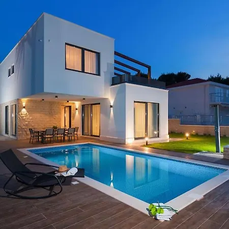 Vila Luxury On The Beach With Pool More