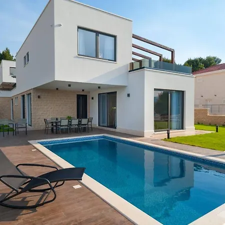 Vila Luxury On The Beach With Pool More