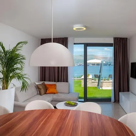 Luxury On The Beach With Pool More Vila