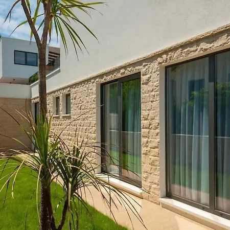 Luxury On The Beach With Pool More Vila