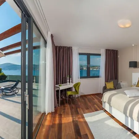 Vila Luxury On The Beach With Pool More Trogir